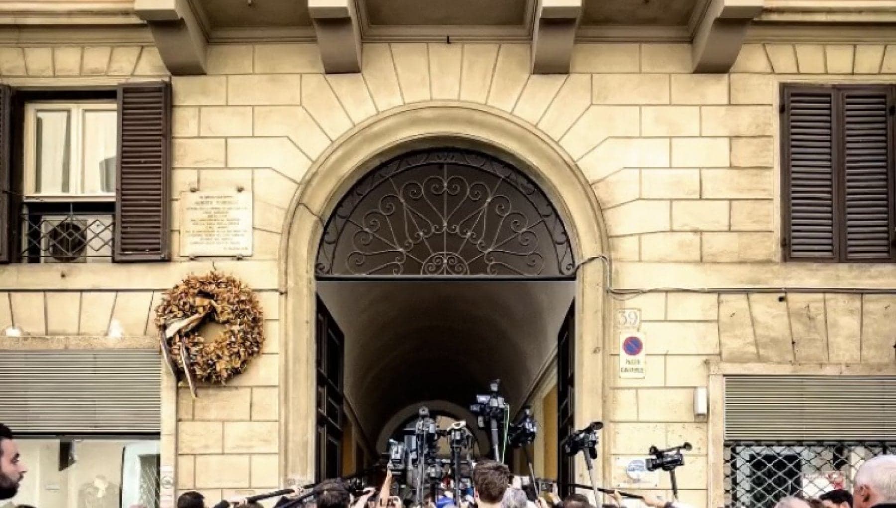 Allarme bomba a Roma, evacuate le sedi di Fratelli d’Italia e della Stampa Estera