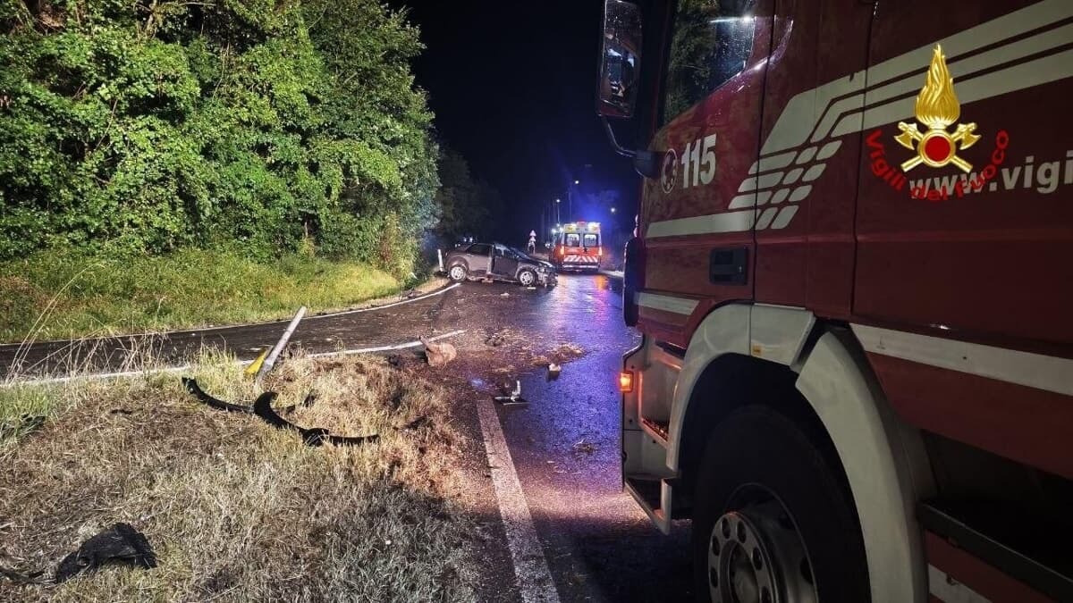 Perde il controllo della vettura e finisce fuori strada: due persone affidate al 118