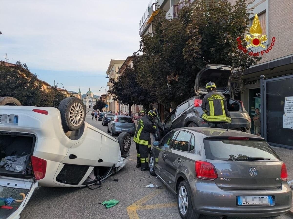 Pauroso schianto, groviglio di auto sulla via centrale di Predappio: una finisce ruote all’aria