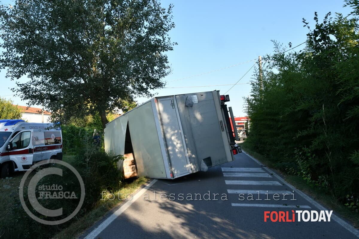 Pauroso schianto, il furgone si cappotta dopo lo scontro con un'auto: un ferito grave trasportato al Bufalini