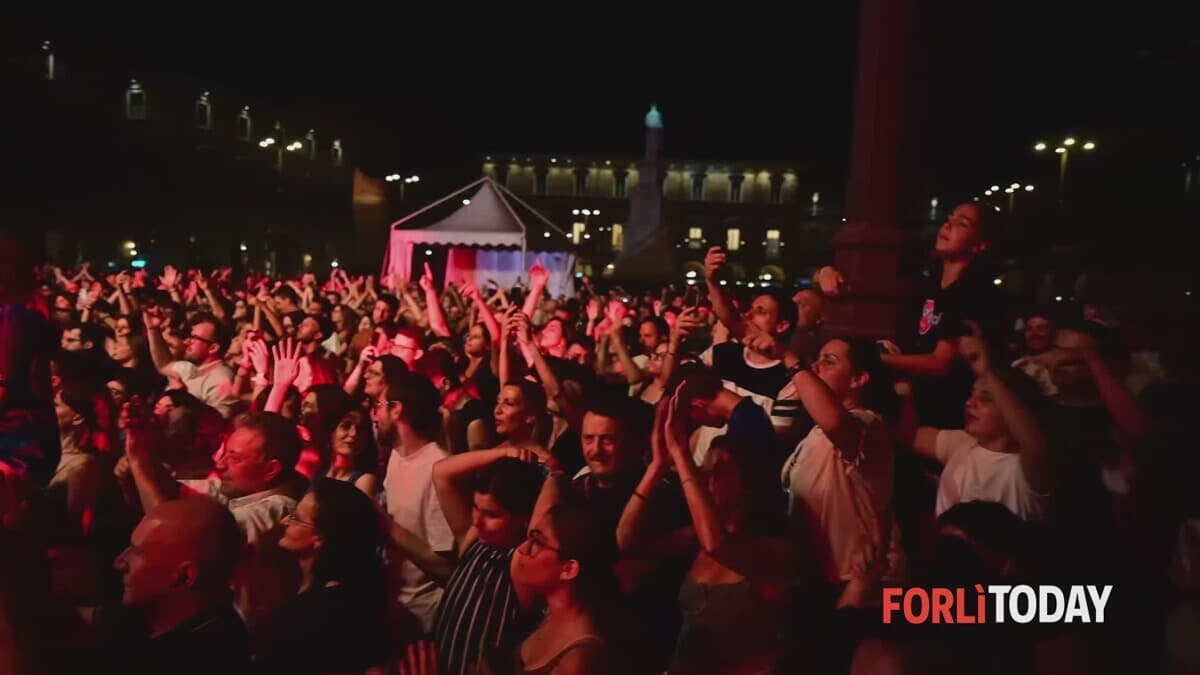 "A Forlì è stato nu juorno buono": piazza Saffi canta e balla con Rocco Hunt