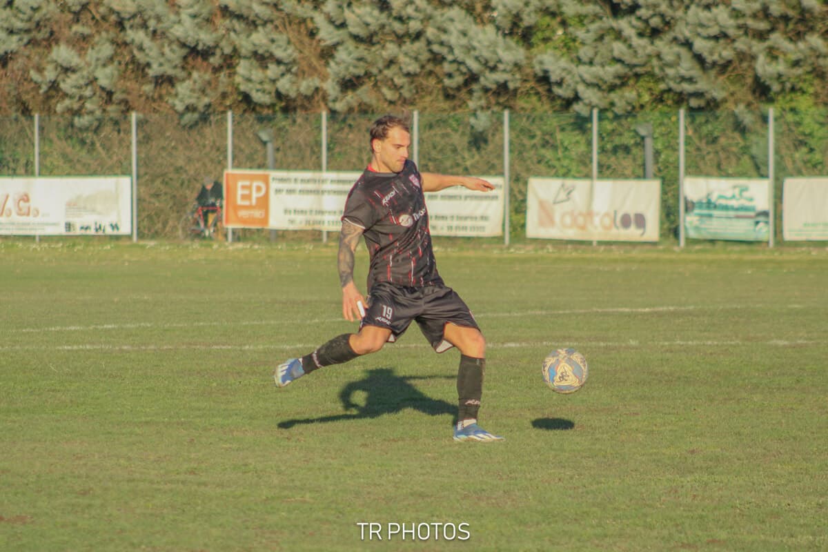 Maicol Ferrari sveste la maglia del Futball Cava Ronco