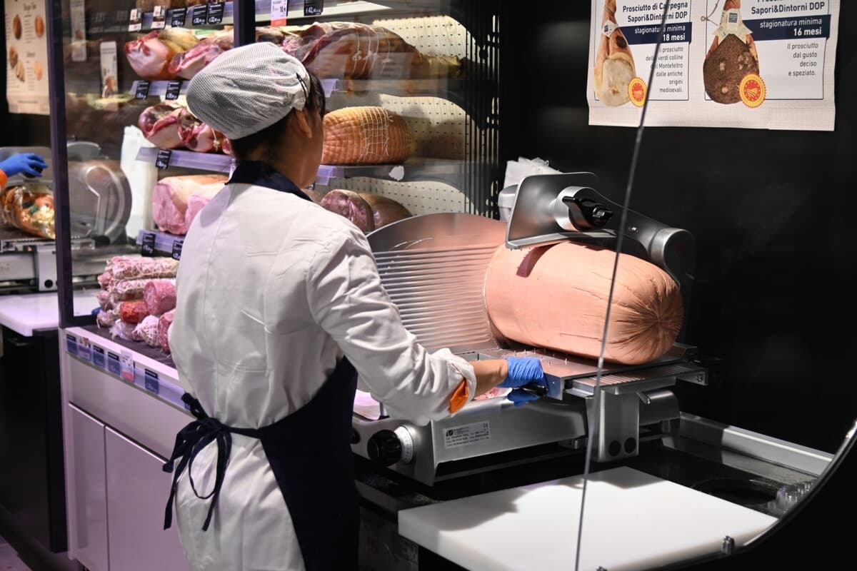Un volto rinnovato per il market di paese, riapertura e novità dietro al bancone. "Un punto di riferimento per la comunità"