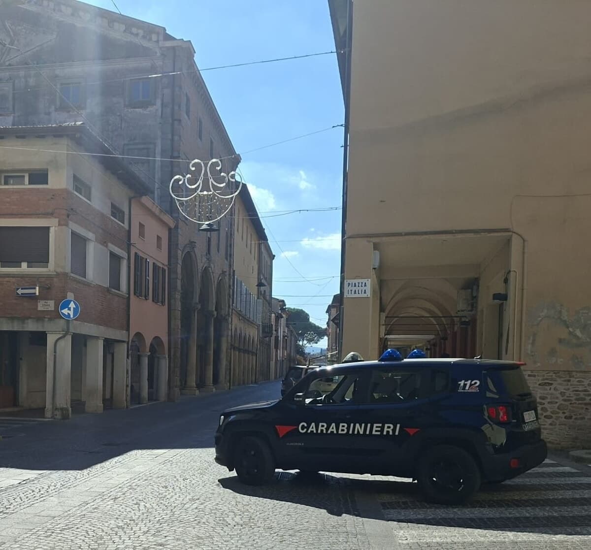 Il cliente si lamenta della pettinatura, la discussione finisce con le botte in strada tra due fazioni: la zuffa si chiude con otto denunce