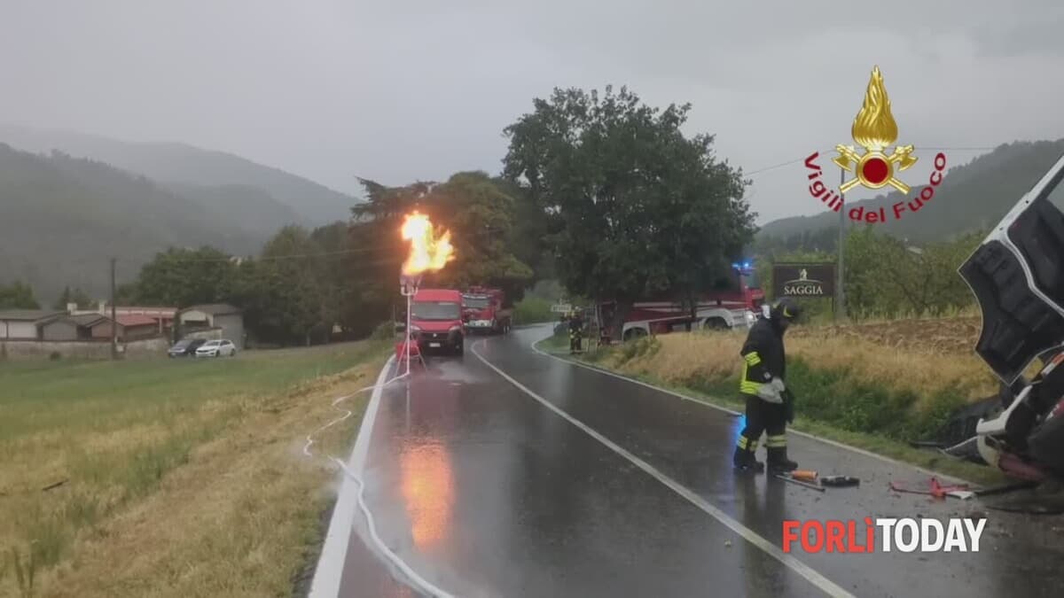 Tir sbanda e distrugge l'autovelox: le operazioni per svuotare in sicurezza il serbatoio del gas