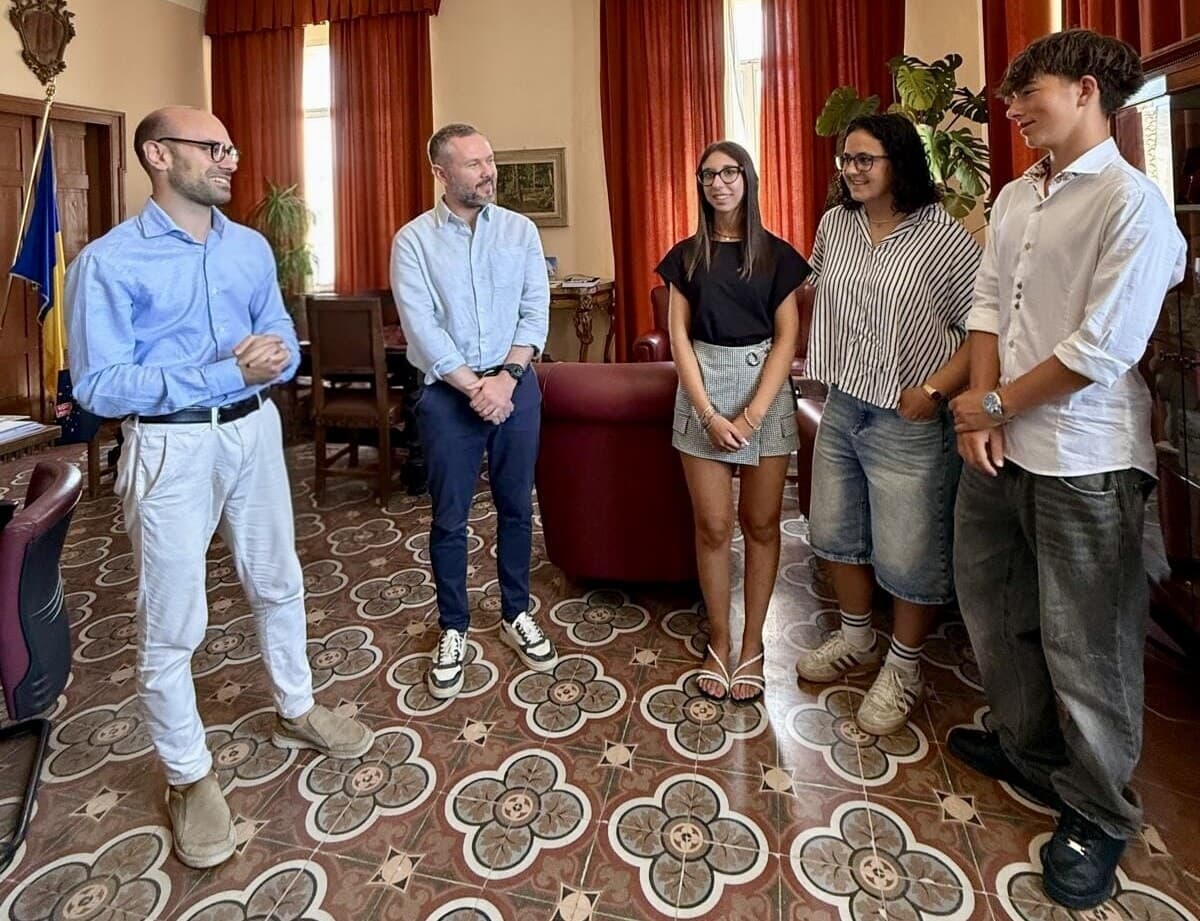 Lezione di coraggio e senso civico: il sangue freddo di tre giovanissimi salva una vita in mare