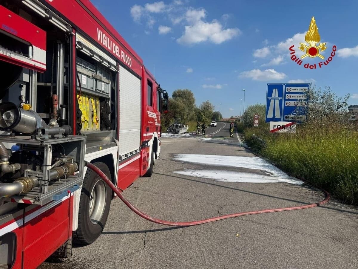 Paura allo svincolo della tangenziale: auto trasformata in una palla di fuoco, nessun ferito