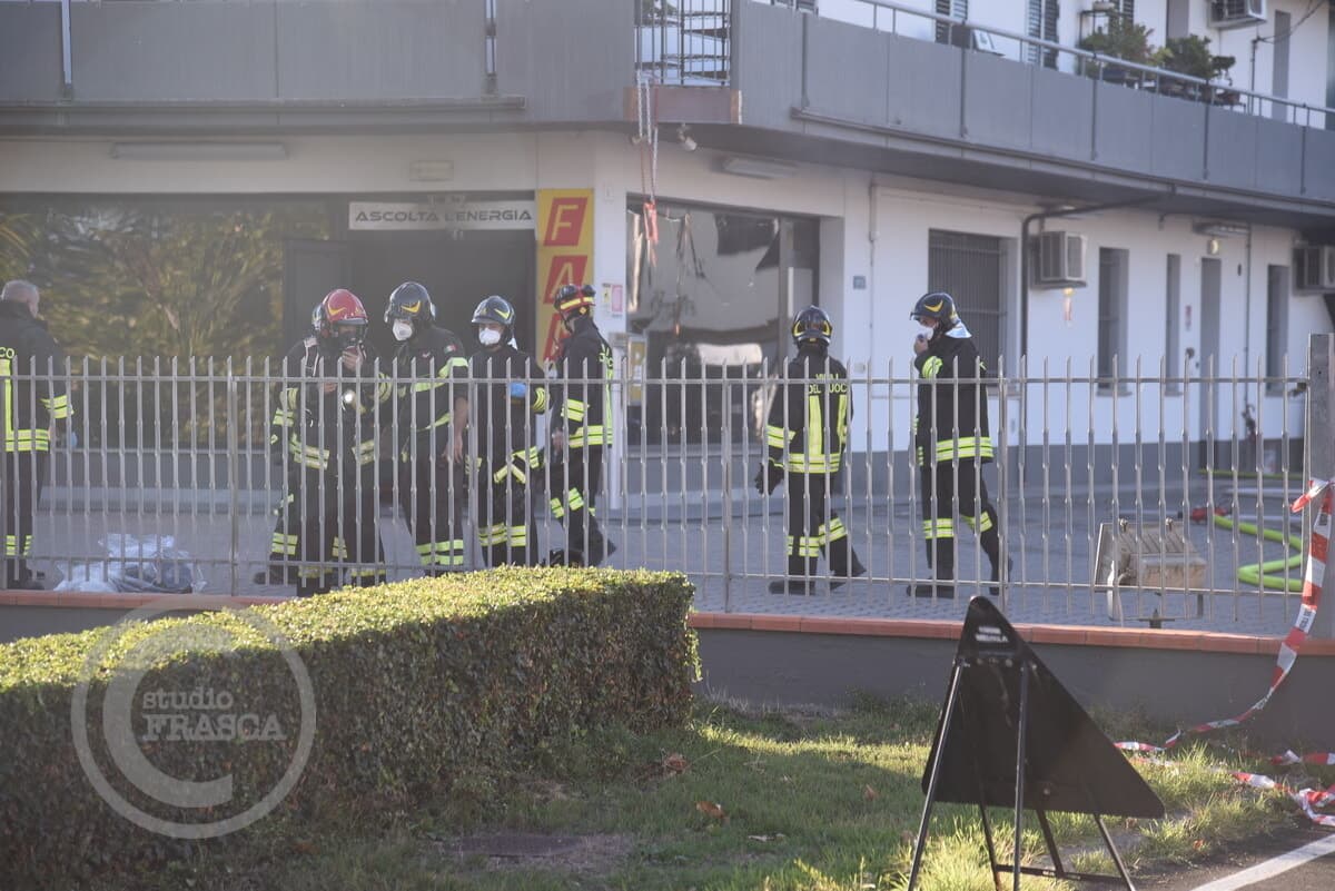 Paura alla fabbrica di batterie: scoppia un incendio all'interno del negozio