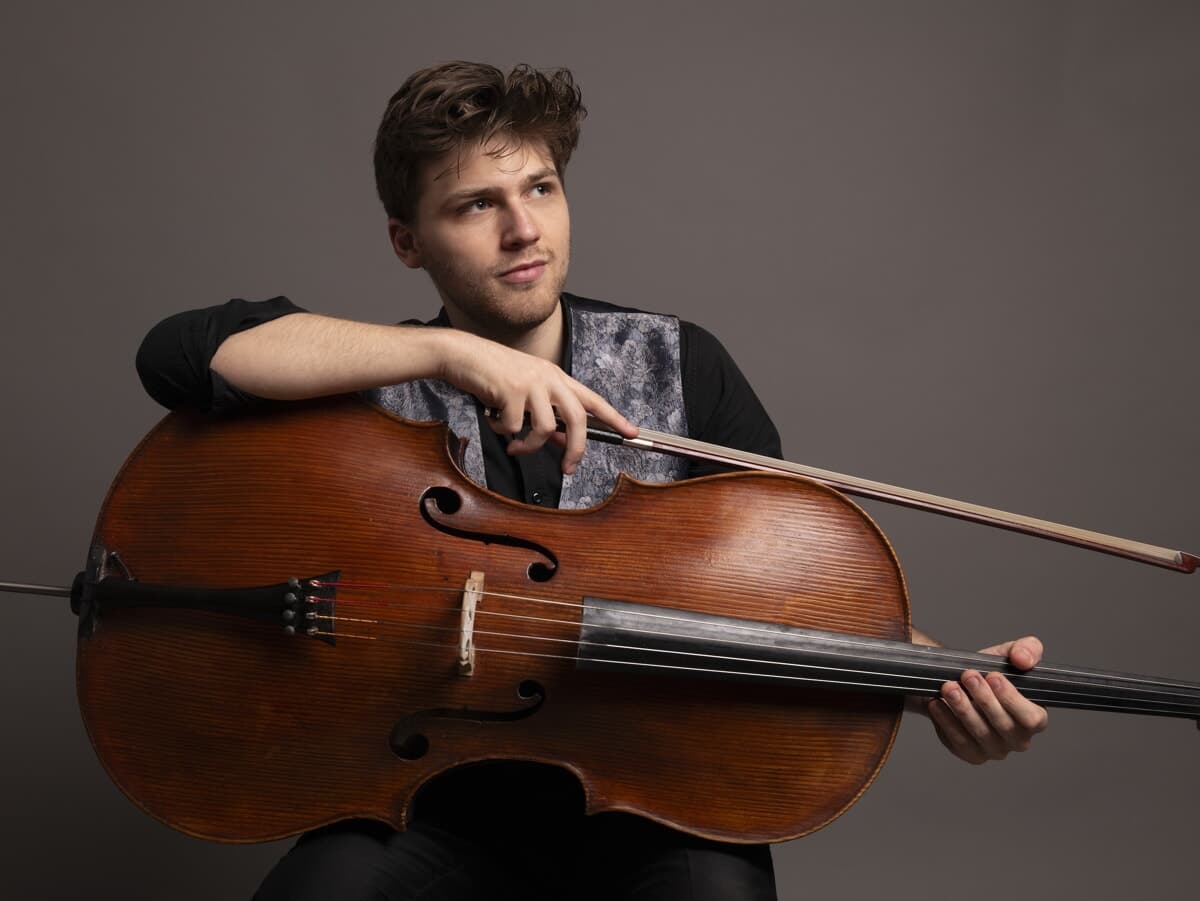 A soli 23 anni è già storia della classica: Ettore Pagano incanta San Mercuriale con la Münchner Kammerphilharmonie