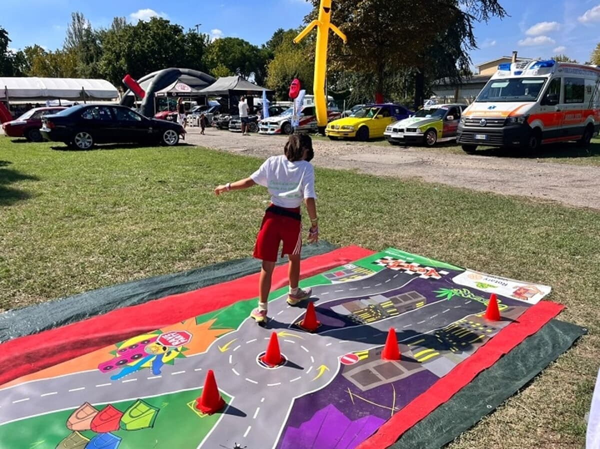 Chiusi i "Safety Days", la Polizia Stradale tra controlli e prevenzione: tra la gente con visori che simulano l'ebbrezza