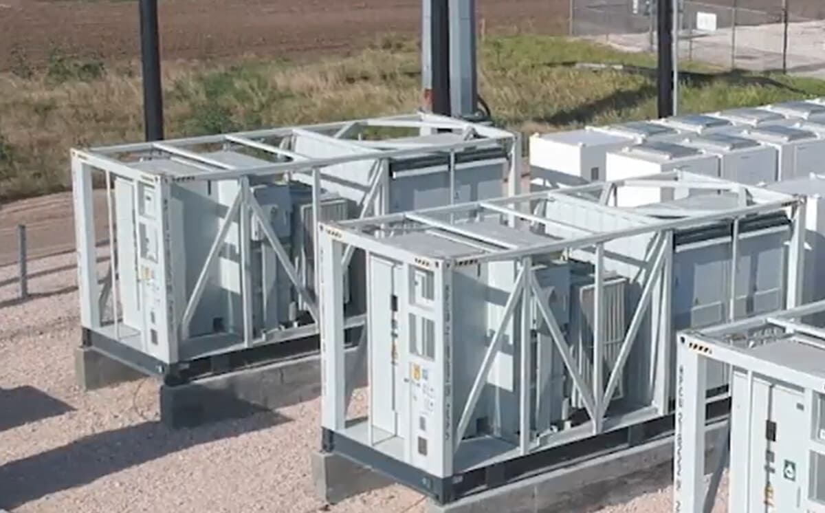 Tre maxi-batterie Bess da costruire nella stessa zona: le risposte dei tecnici su rischio incidenti, elettrosmog e rumore