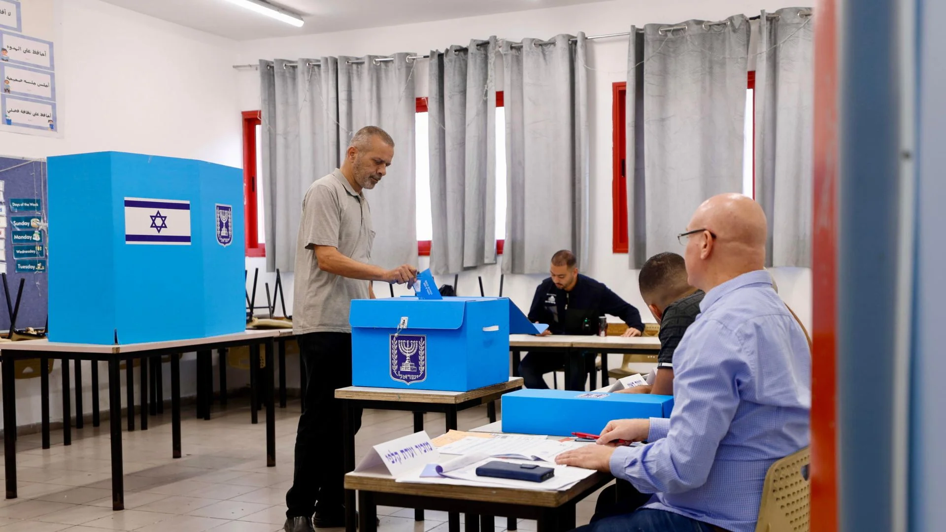 Elezioni in Israele: Netanyahu in bilico, affluenza in crescita e sfida serrata con Eisenkot