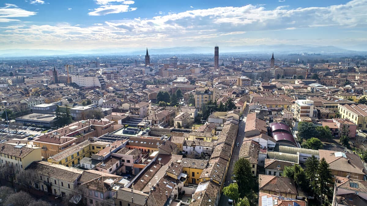 La protesta di un lettore: "Il nostro centro non è più un luogo, abbiamo perso l'orgoglio. Il contrasto con Formì è impietoso"