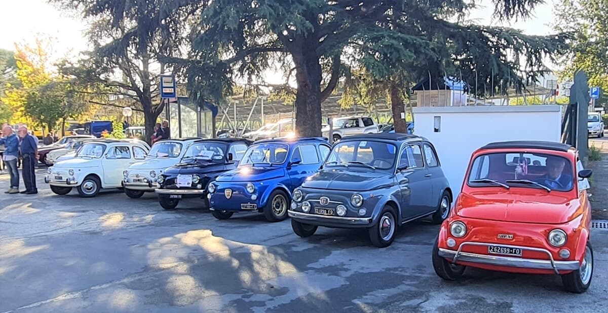 Sfilano i motori d'epoca: torna il raduno delle mitiche Fiat 500 e auto storiche
