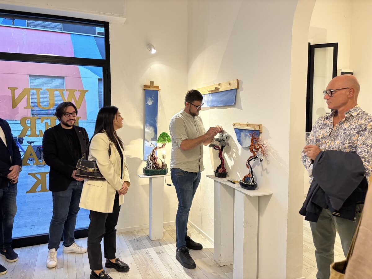 Wire art a Forlì con le sculture in filo di Legrottaglie: inaugurata la mostra alla galleria Wundergrafik