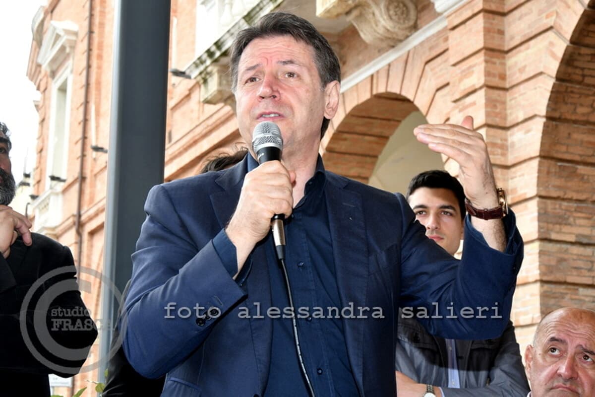 Il leader del Movimento 5 Stelle Giuseppe Conte torna a Forlì: visita all'Electrolux e alla comunità dei Romiti