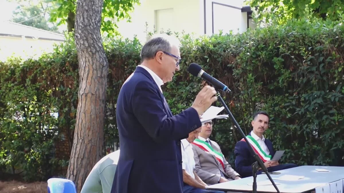 Il mare di Cesenatico e la memoria di Forlì: svelata la targa per le vittime del tragico naufragio del 1946