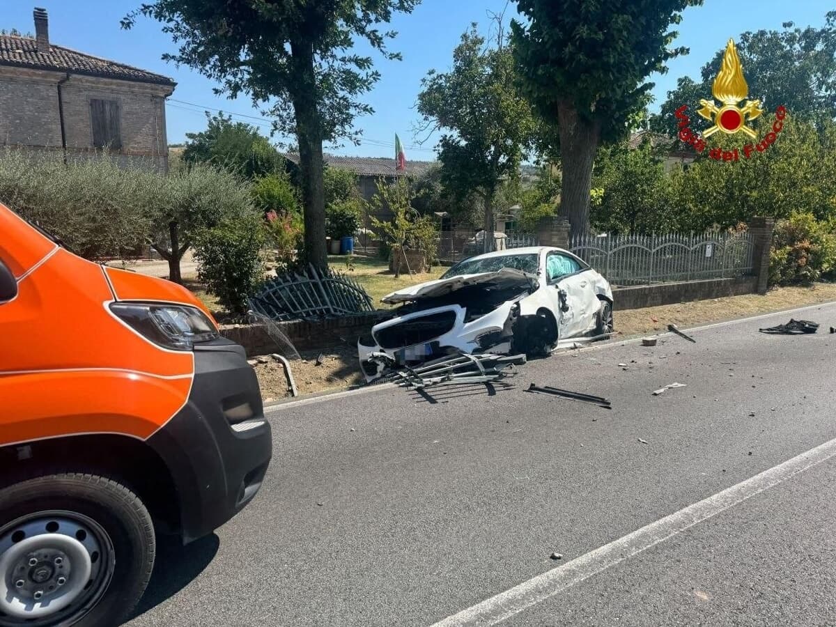 Incidente a Ferragosto a Predappio, perde il controllo dell'auto e abbatte una cancellata
