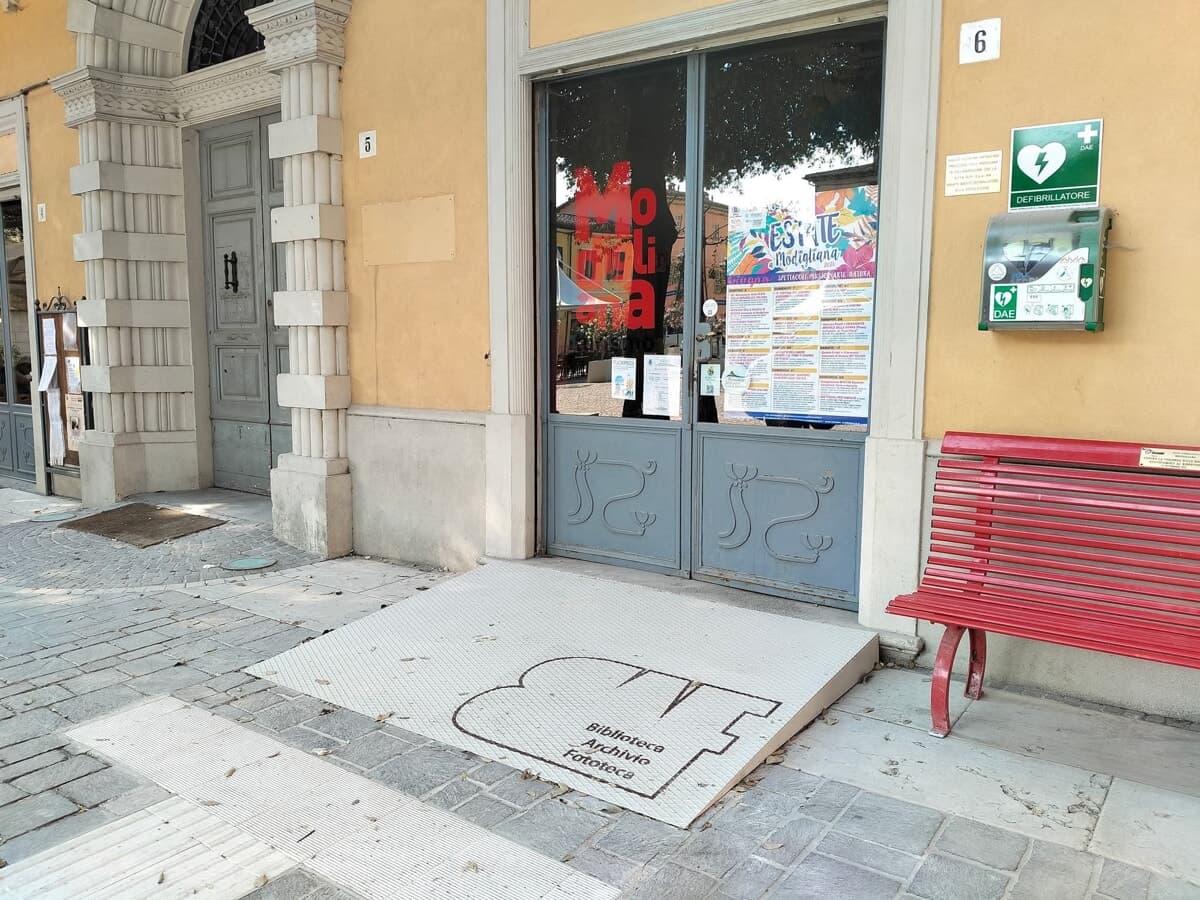 Modigliana, Cheli attacca sulla nuova rampa in piazza Matteotti: "Spigoli vivi e percorso tattile interrotto, è un pericolo"