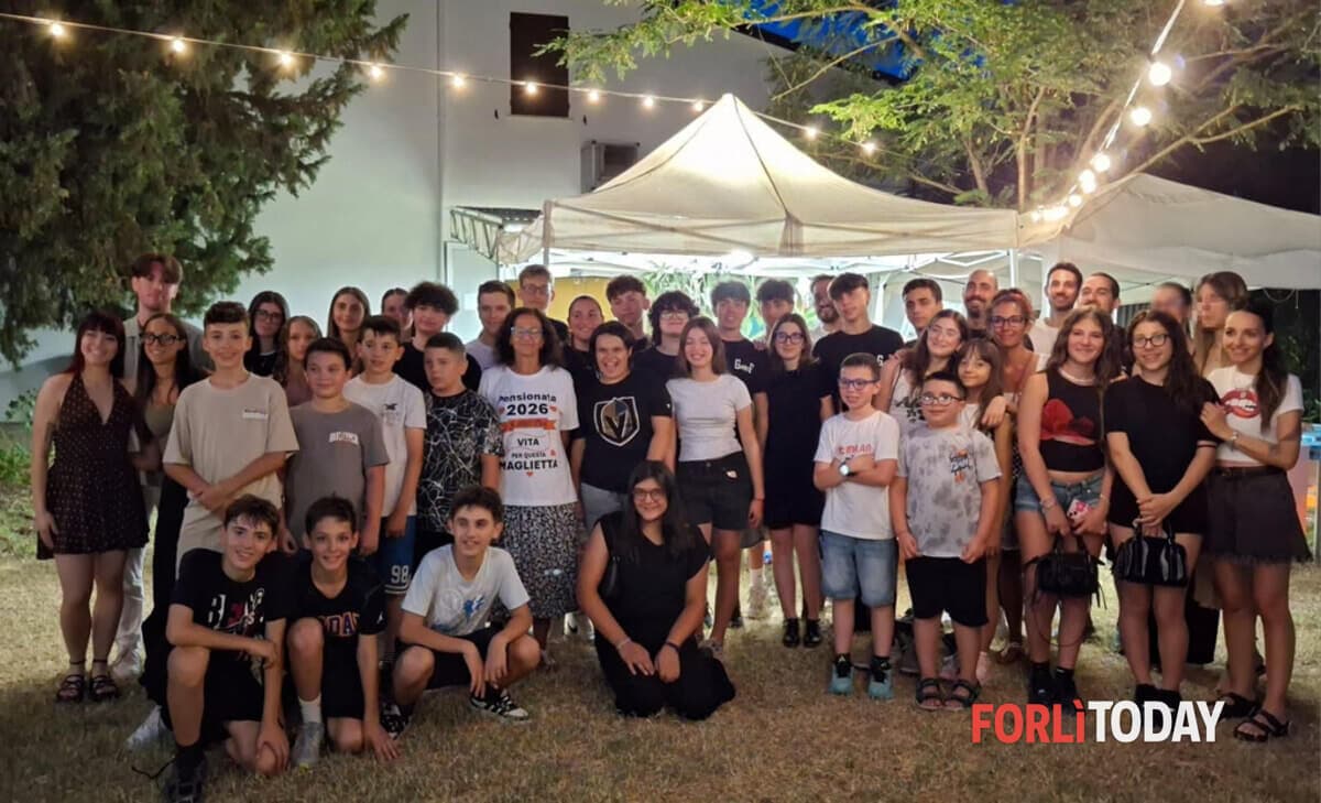 Dopo 38 anni la maestra Fulvia va in pensione: a festeggiarla gli ex alunni diventati genitori dei suoi studenti