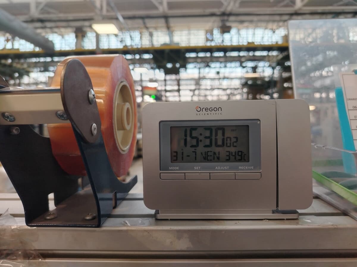 La protesta: "Al lavoro in fabbrica con 35 gradi all'interno e con ritmi inalterati"