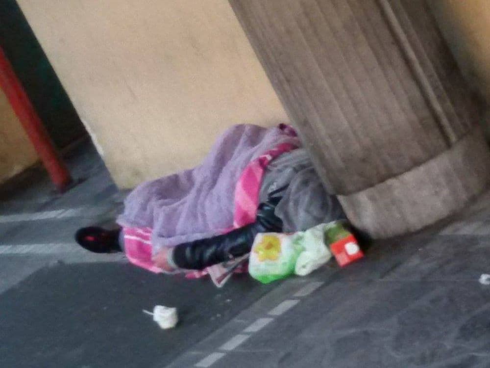 Senza tetto bivacca e dormono in piazzale Kennedy