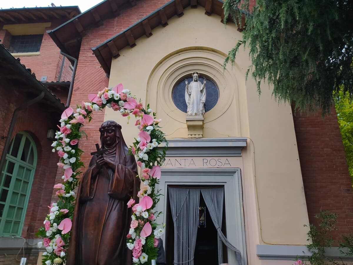 Predappio celebra Santa Rosa: strade illuminate per il passaggio della processione solenne