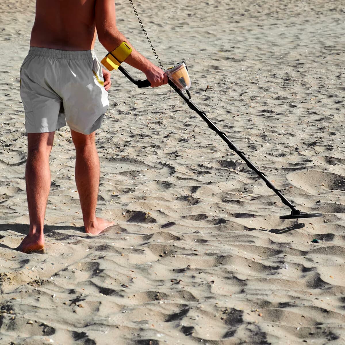 Metal detector in spiaggia tra volontariato e business: quanto può costare un ritrovamento (e cosa dice la legge)