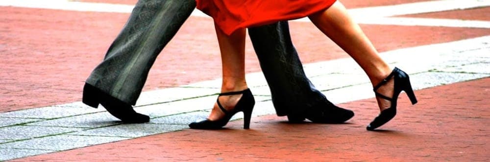 Dal tango ai ritmi caraibici: piazza Saffi si trasforma in una pista da ballo