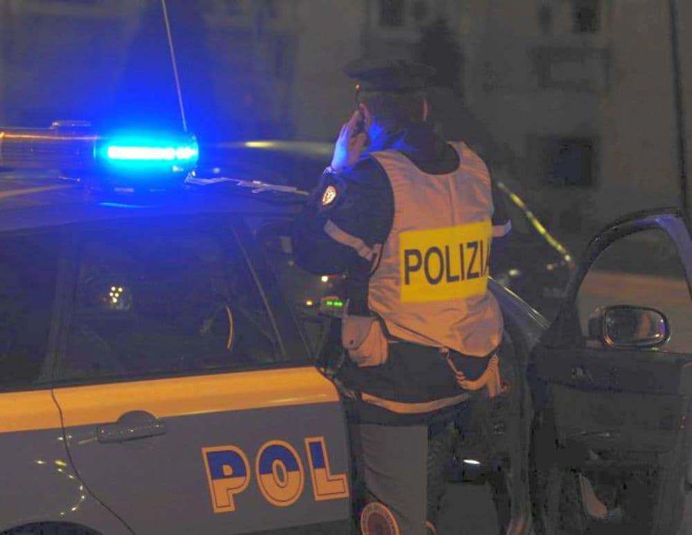Aggredito e minacciato con un coltello per due volte in 24 ore in piazza Guido da Montefeltro: arrestato un 21enne
