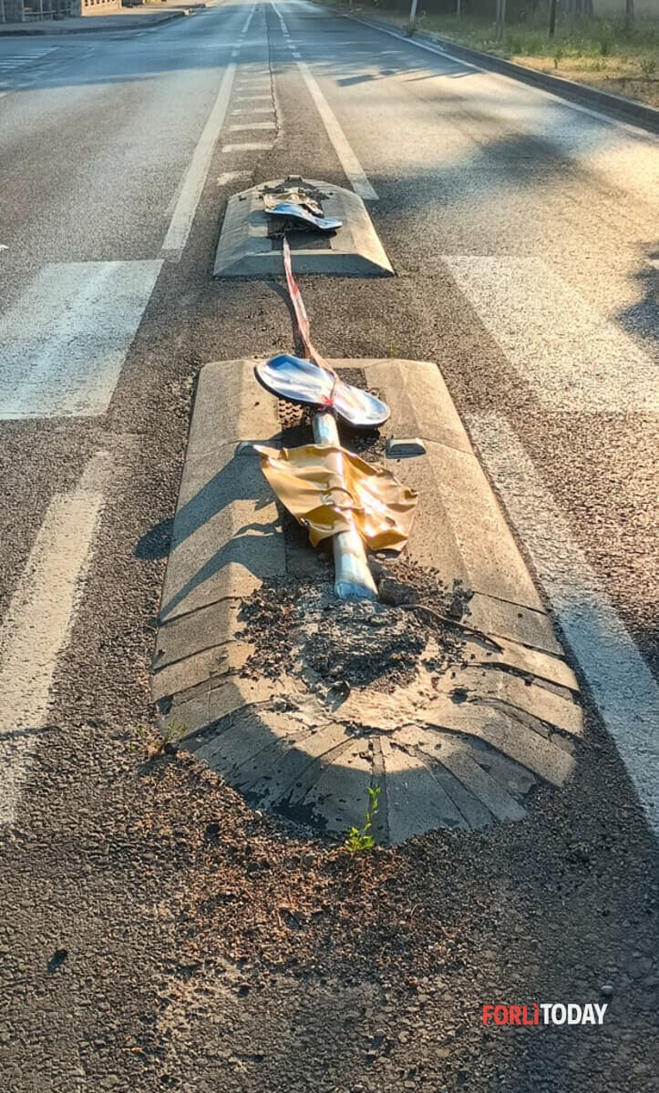 "Segnaletica danneggiata a San Lorenzo in Noceto"
