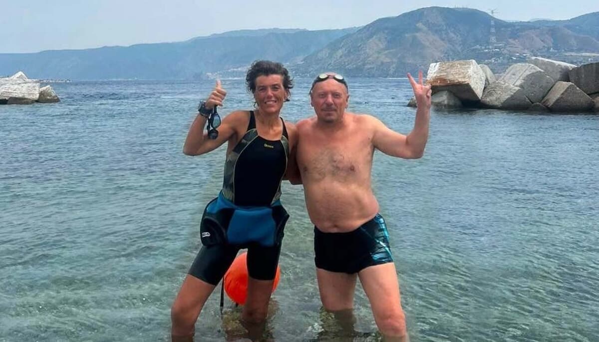 Sfidano le correnti dello Stretto di Messina a bracciate: l'incredibile traversata dei due forlivesi
