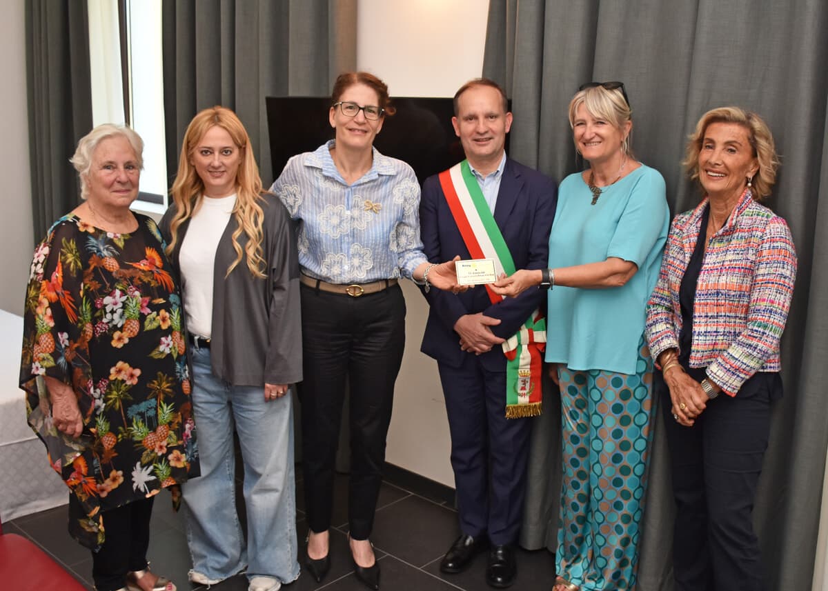"La cura non passa solo dalla medicina": il Gruppo Consorti del Rotary dona 26 tv alla casa accoglienza dell'Irst