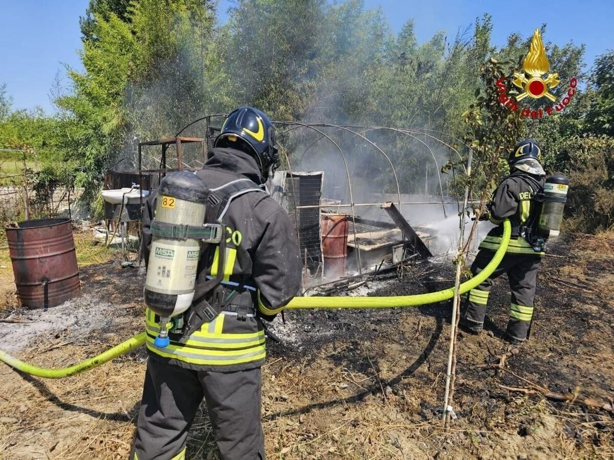 Incendio in un capanno agricolo: evitato il propagarsi delle fiamme alla vegetazione