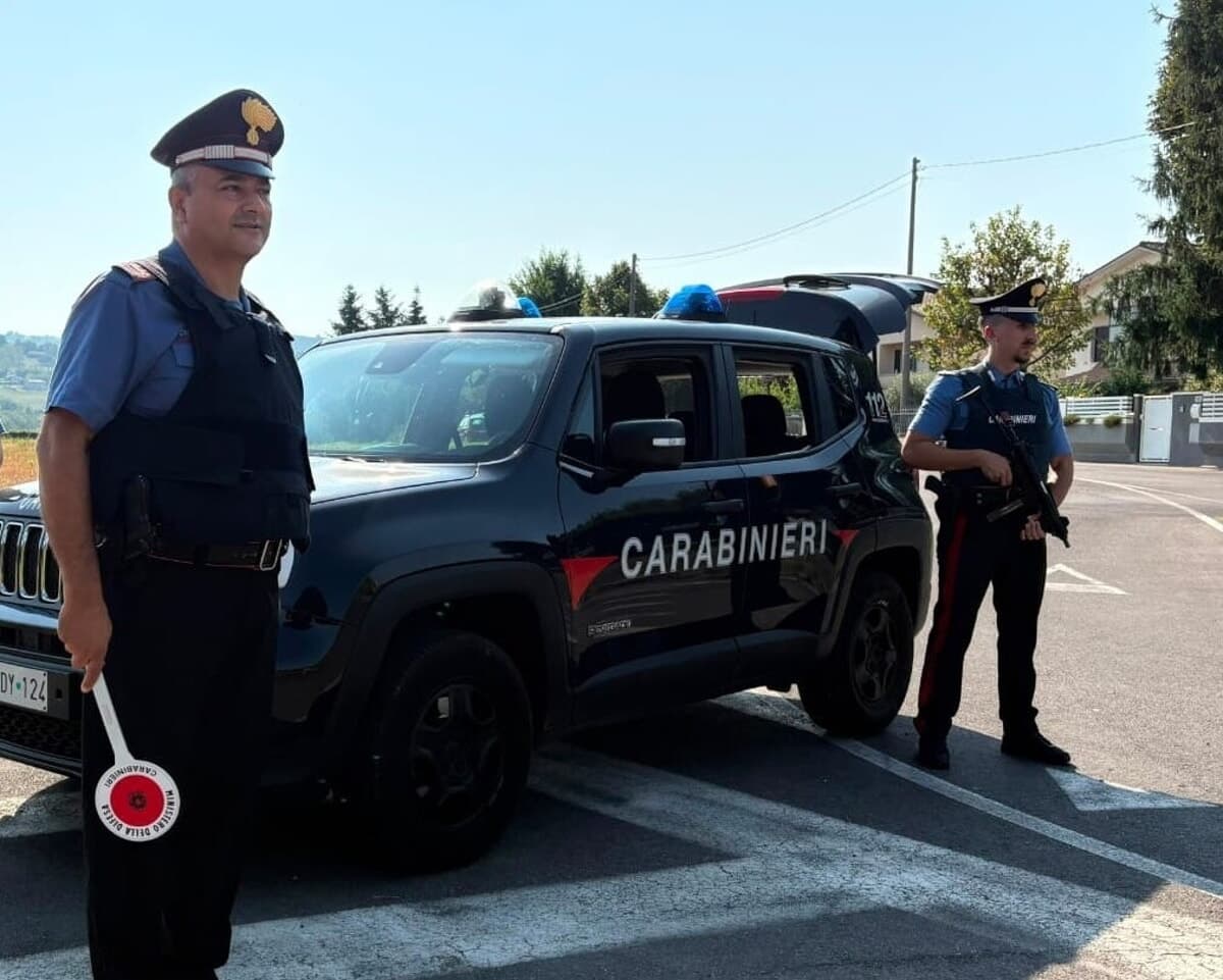 L'intuizione dell'anziana prima, la trappola perfetta poi: carabinieri in casa e in strada incastrano due truffatori