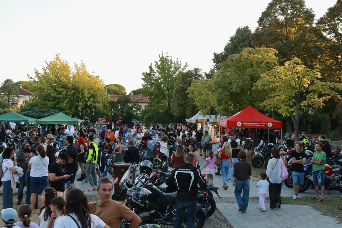 Dalle curve del Muraglione alla festa in piazzetta: oltre cento moto per il primo raduno dei "Rapaci Pericolosi"
