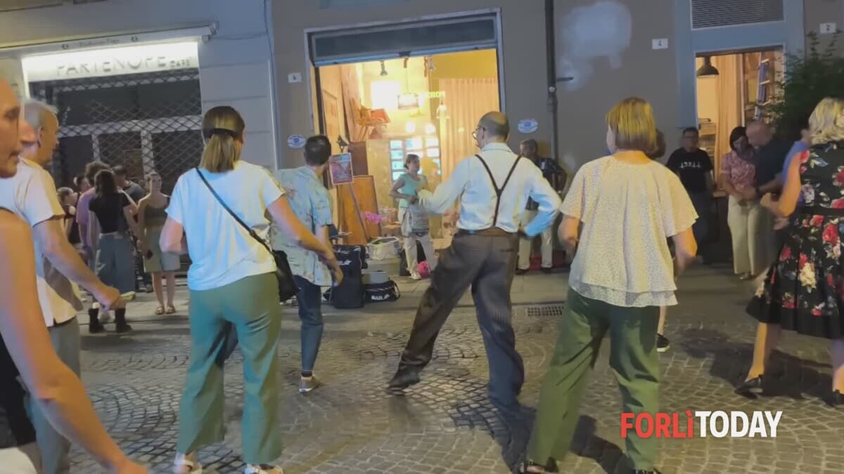 Piazza e corsi gremiti, il centro si accende con il debutto dei Mercoledì. "Commercianti protagonisti"