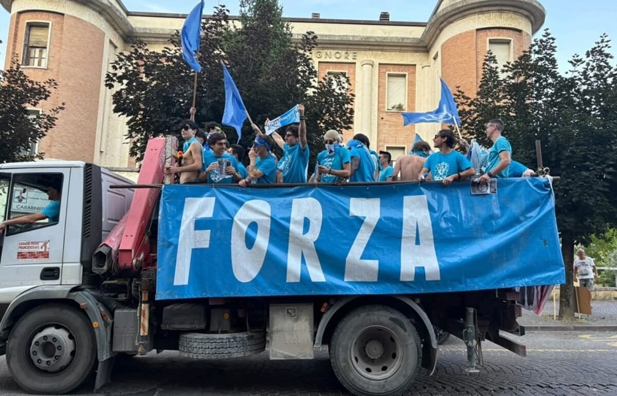 Corteo in azzurro, bare e filastrocche: il rione Viale "seppellisce" la Pescaccia dopo la super sfida