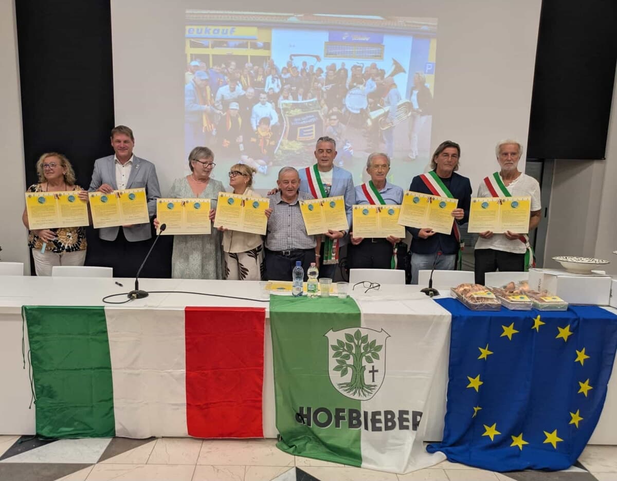 Acquacheta e Hofbieber, 20 anni di gemellaggio: oltre duecento persone in piazza per festeggiare