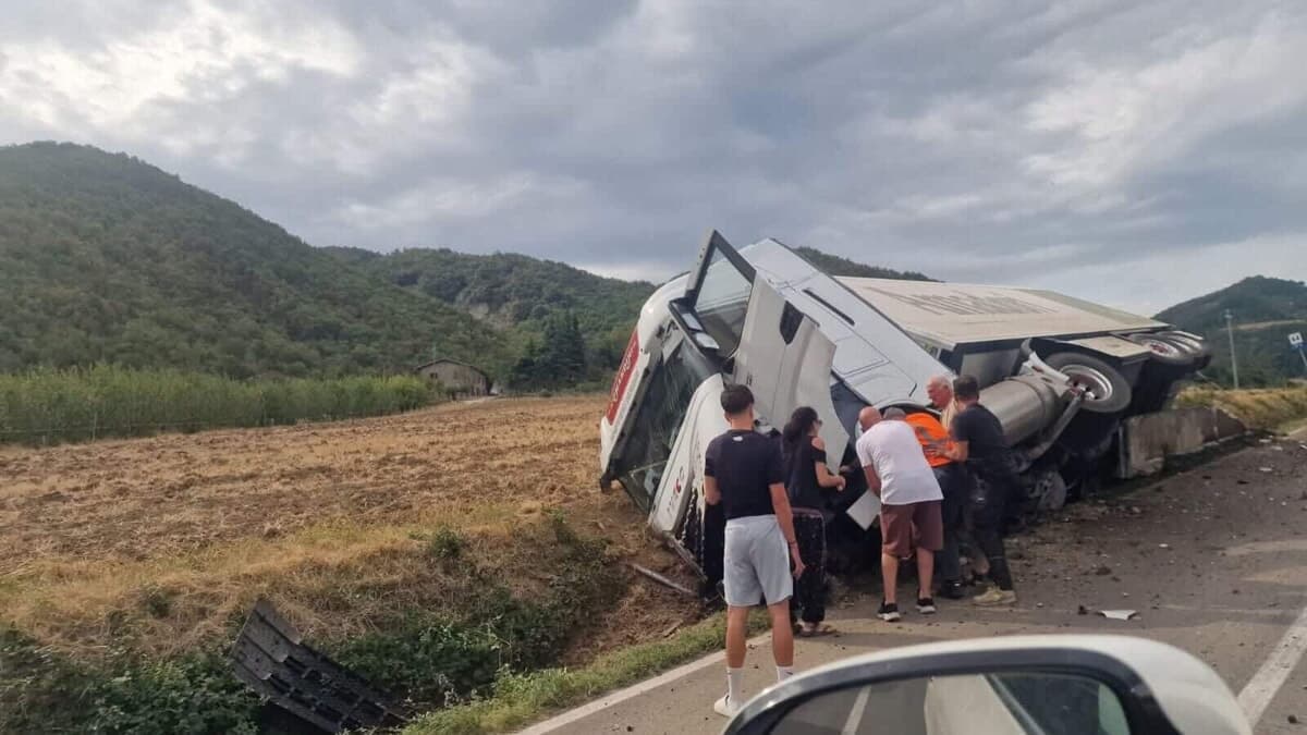 Ennesimo camion ribaltato sulla Bidentina, fuga di gas e strada chiusa. E l'autovelox capitola per la seconda volta