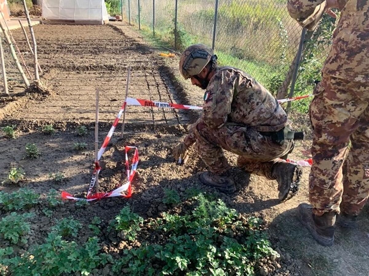 Spunta una bomba al fosforo durante i lavori per la fibra: arriva l'Esercito per la neutralizzazione in sicurezza