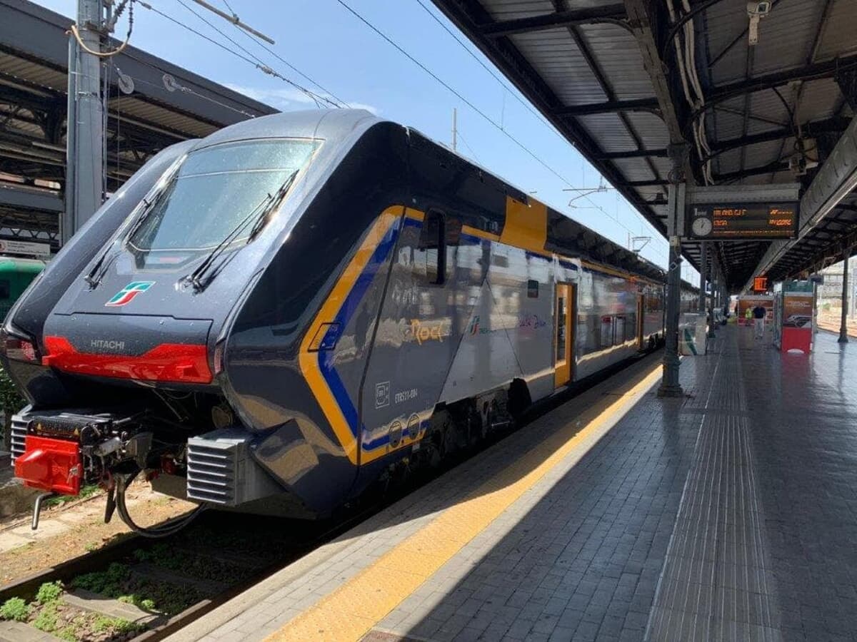 Serata di caos sui binari: lite a bordo e spray al peperoncino bloccano il treno per oltre un'ora