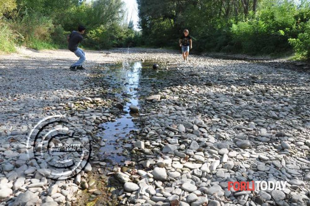 Romagna con 40 gradi, l’allerta arriva via telefono: “Non uscire nelle ore più calde, bere molta acqua e mangiare cibi leggeri”