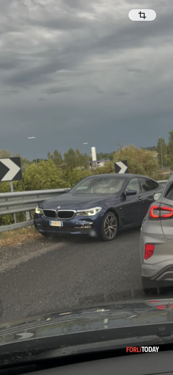 Contromano in tangenziale tra le auto in discesa: automobilista si mette in mezzo e lo ferma