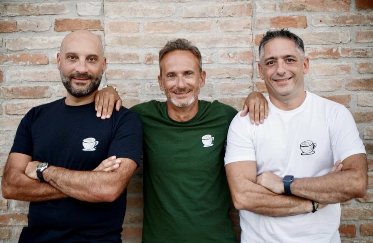 Il tabù del cappuccino dopo pranzo diventa un brand di abbigliamento: l'ironia che sfida il fast fashion