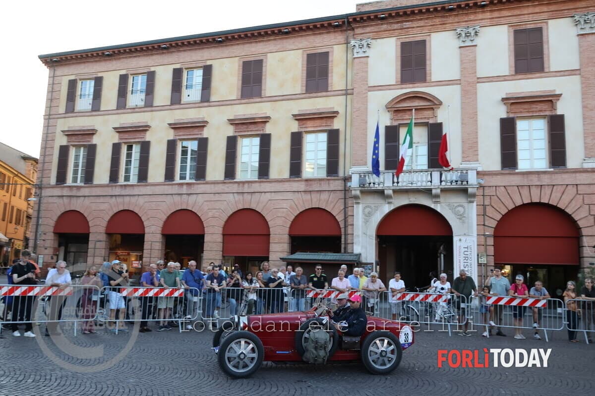 I gioielli del Gran premio Nuvolari conquistano Forlì: sfide al millesimo attorno al perimetro di Piazza Saffi