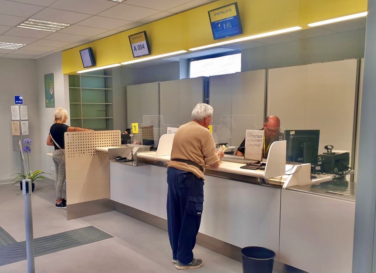 Pensioni, scattano i pagamenti di ottobre: come e quando prelevare il contante alle Poste
