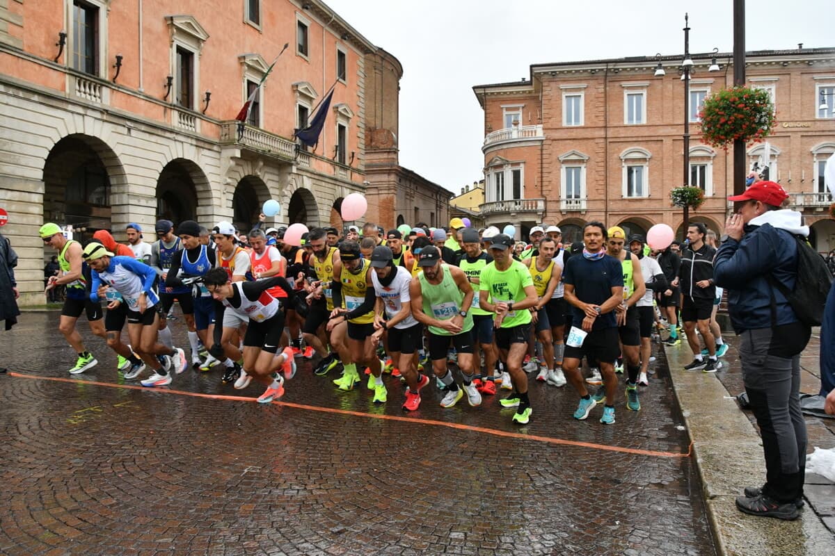 Con "Re Giorgio" Calcaterra e a quattro zampe: nel cuore di Forlì la quarta Tin Bota Romagna Half Marathon