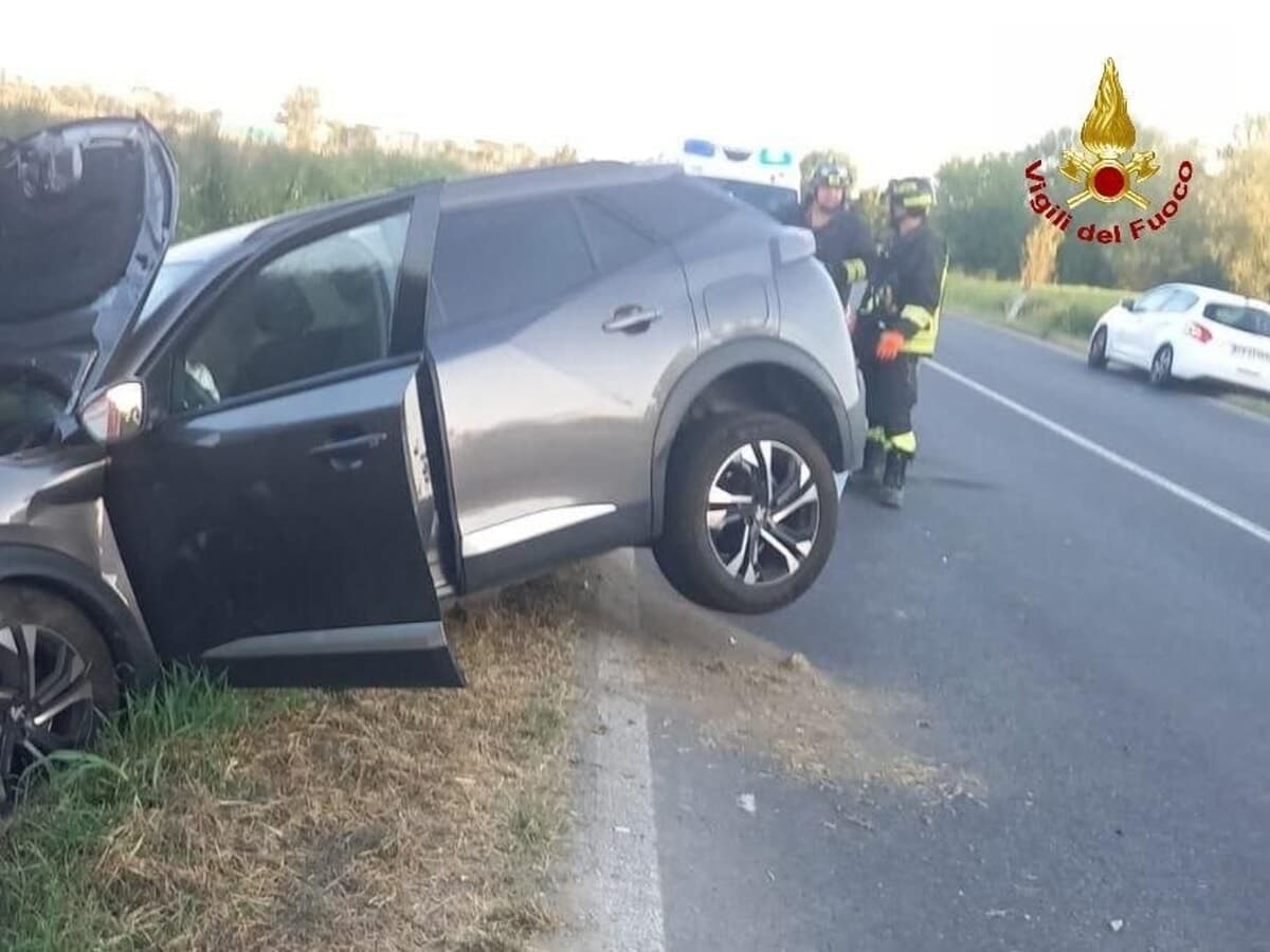 Carambola sulla via Emilia, scontro all’alba tra due auto: tre feriti estratti dai Vigili del fuoco
