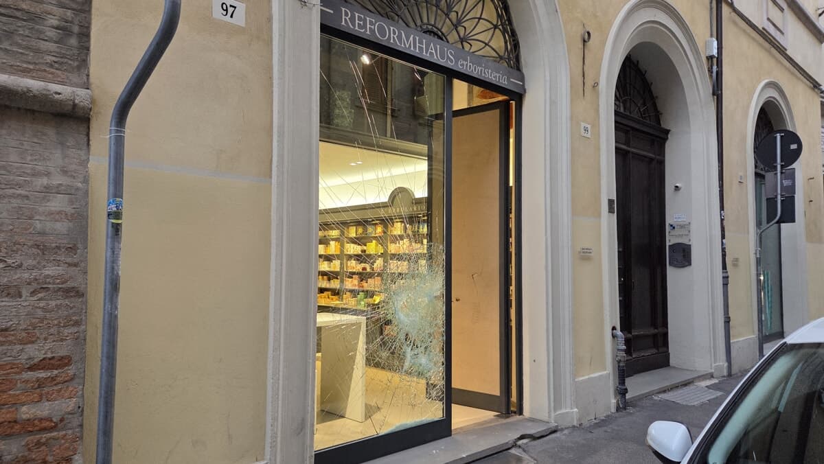 I ladri tornano dopo pochi giorni e si accaniscono di nuovo contro la vetrina dell'erboristeria